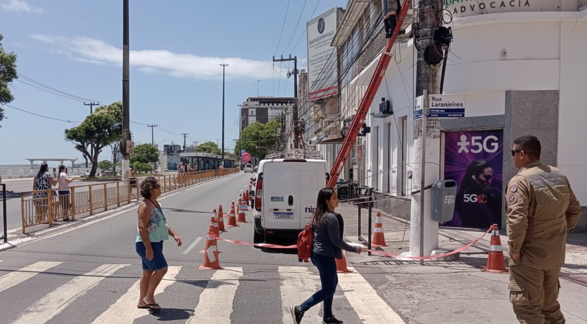 SMTT de Aracaju monitora trânsito durante retirada de cabos irregulares na av. Otoniel Dória nesta terça, 02 - SMTT Aracaju